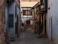 Kleine Gasse in einem Dorf im Elsass